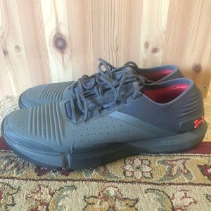Under Armour Tribase Reign in grey men’s size 9.5